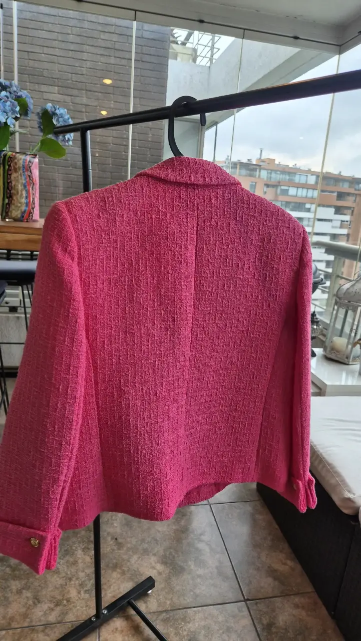 Chaqueta rosa de mujer Zara con botones dorados - 2
