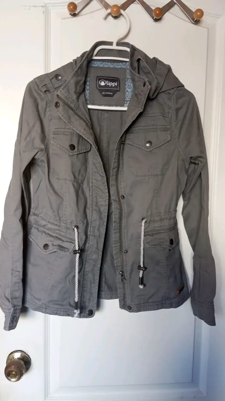 Chaqueta gris con capucha para mujer Lippi
