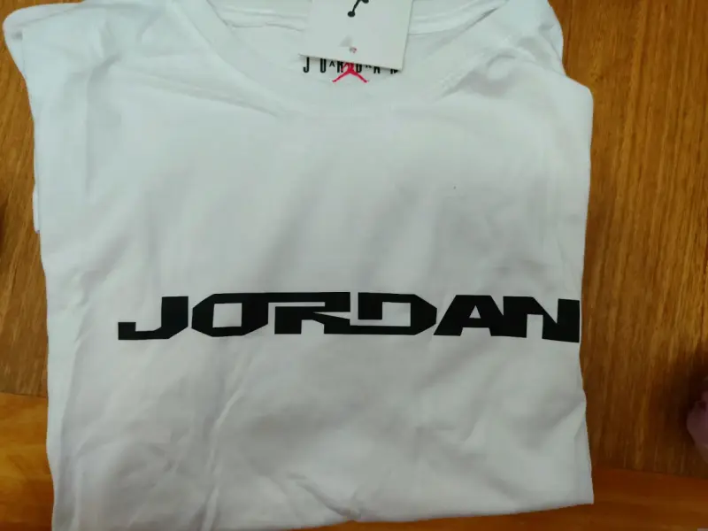 Polera Jordan para hombre en blanco y gris - 3