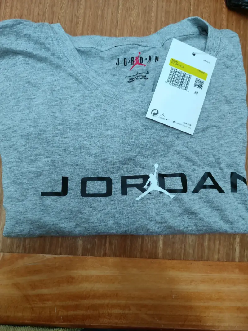 Polera Jordan para hombre en blanco y gris - 4