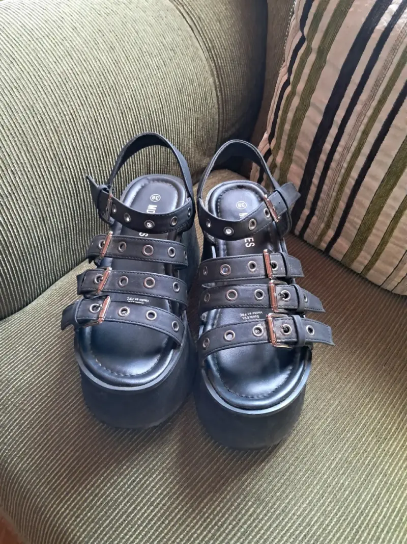Sandalias negras de plataforma con hebillas