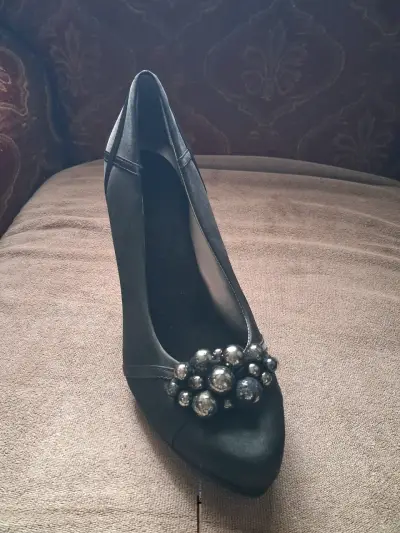 Zapato de tacón negro con adorno de perlas - miniatura 1