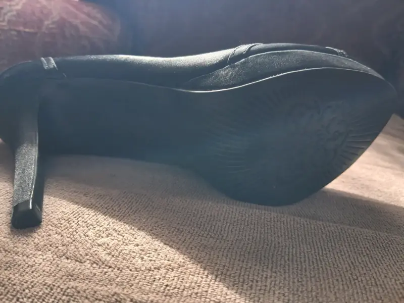 Zapato de tacón negro con adorno de perlas - 2