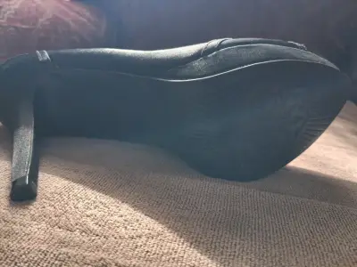 Zapato de tacón negro con adorno de perlas - miniatura 2