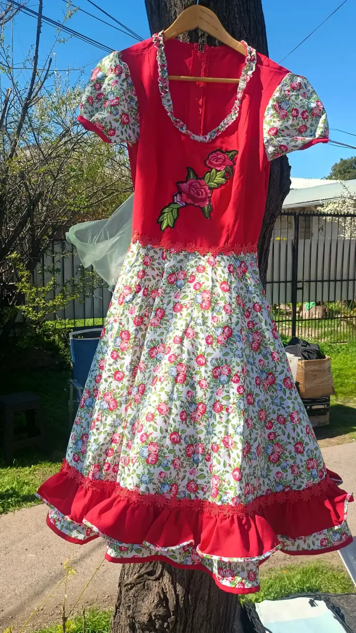 Vestido folklórico rojo con flores bordada Talla M - 1