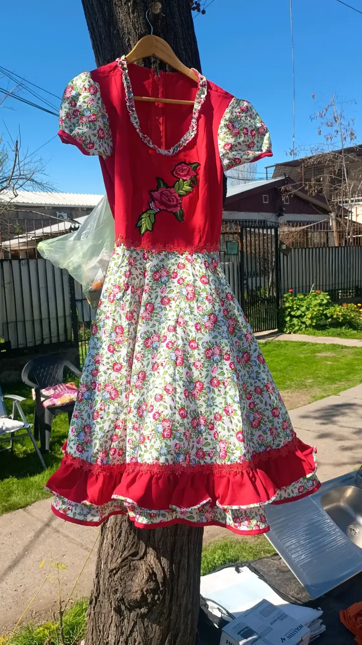 Vestido folklórico rojo con flores bordada Talla M - 2