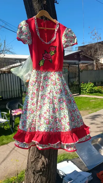 Vestido folklórico rojo con flores bordada Talla M - miniatura 2