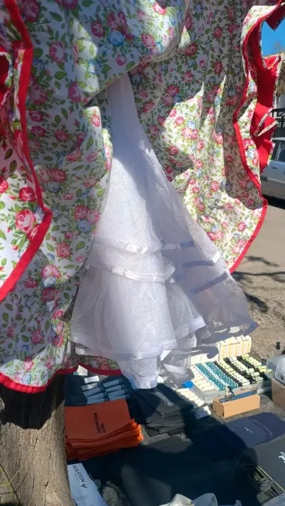 Vestido folklórico rojo con flores bordada Talla M - miniatura 3