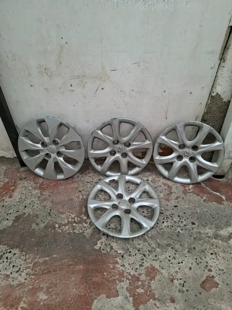Tapa ruedas de auto Hyundai en buen estado