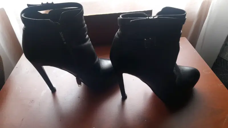 Botines de tacón alto negros para mujer