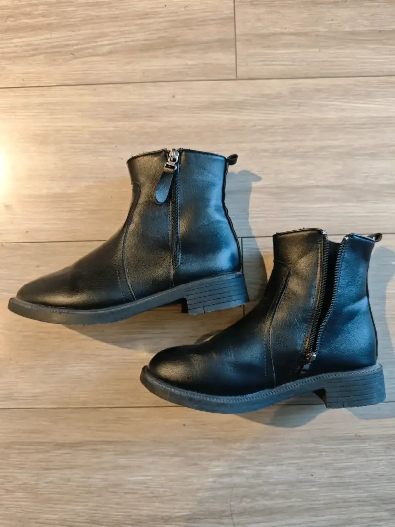 Botines de cuero negro con cierre lateral - 1