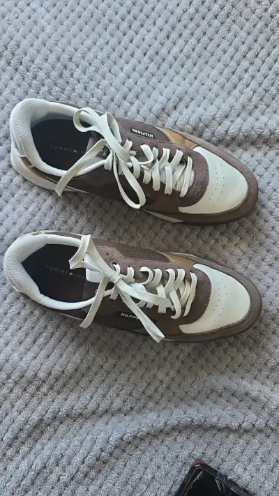 Zapatillas casuales Tommy Hilfiger marrón y blanco - miniatura 3