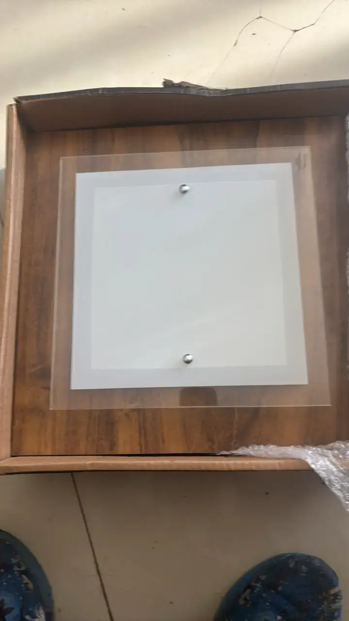 Lámpara de techo cuadrada de madera y vidrio