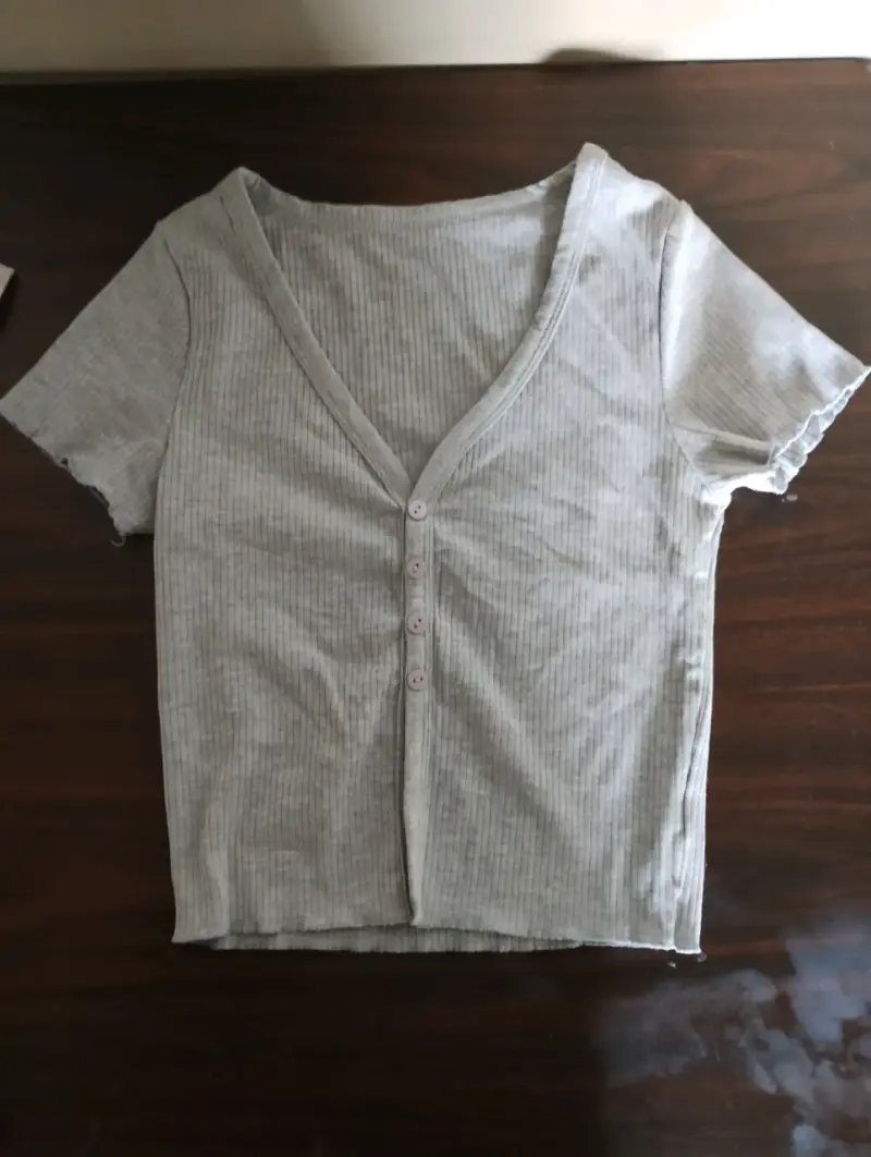 Polera gris de manga corta con botones