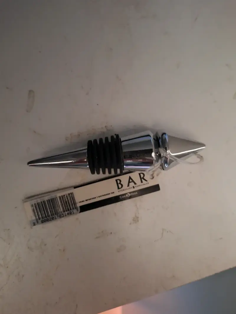 Tapón de vino metálico con diseño elegante