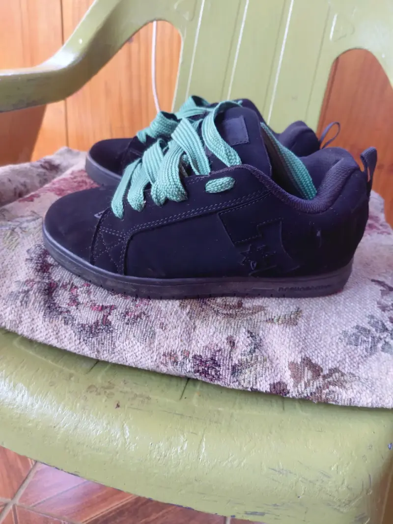 Zapatillas DC Court Graffik negras con cordones verdes - 3