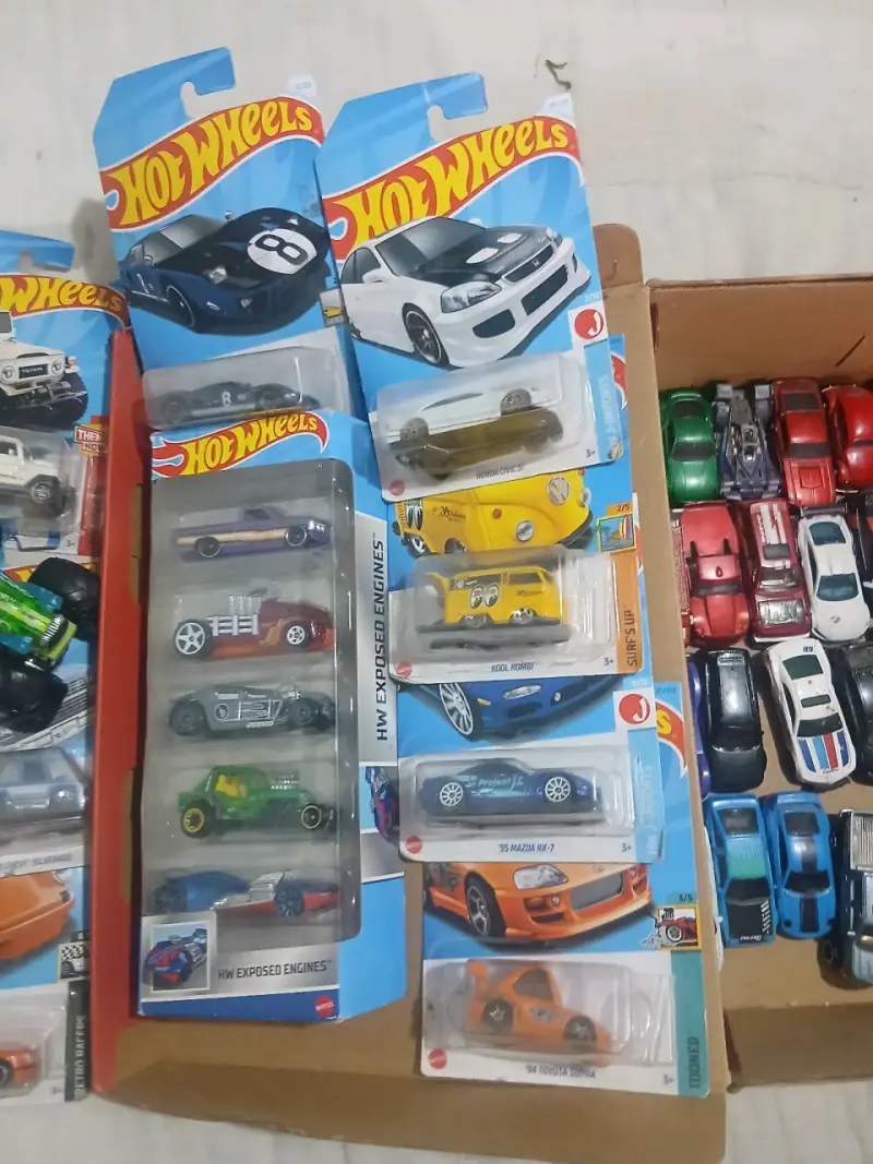 Colección de Autos Hot Wheels Variados - 3
