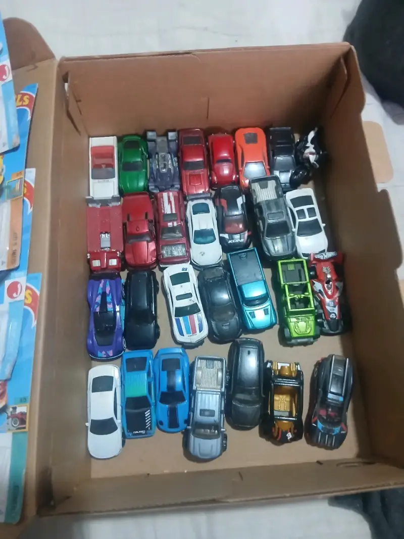 Colección de Autos Hot Wheels Variados - 4