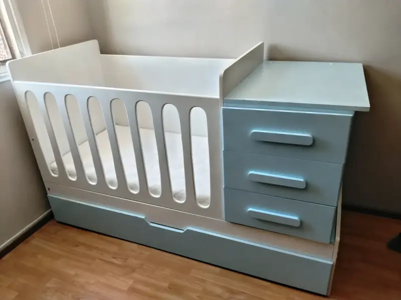 Cuna de madera con cajonera integrada - 1