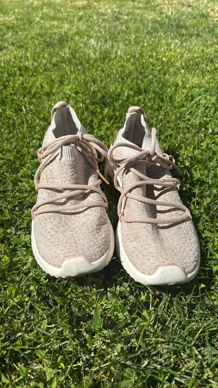 Zapatillas deportivas Adidas beige con detalles dorados - 1