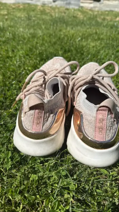 Zapatillas deportivas Adidas beige con detalles dorados - miniatura 2