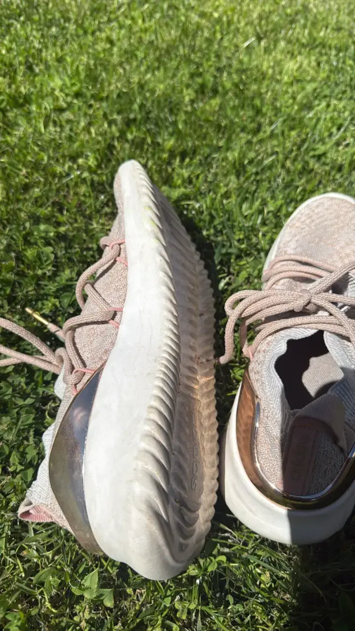 Zapatillas deportivas Adidas beige con detalles dorados - 3