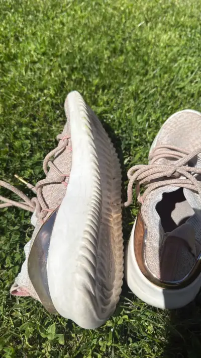 Zapatillas deportivas Adidas beige con detalles dorados - miniatura 3