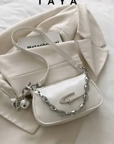 Cartera blanca con cadena metálica decorativa - miniatura 1