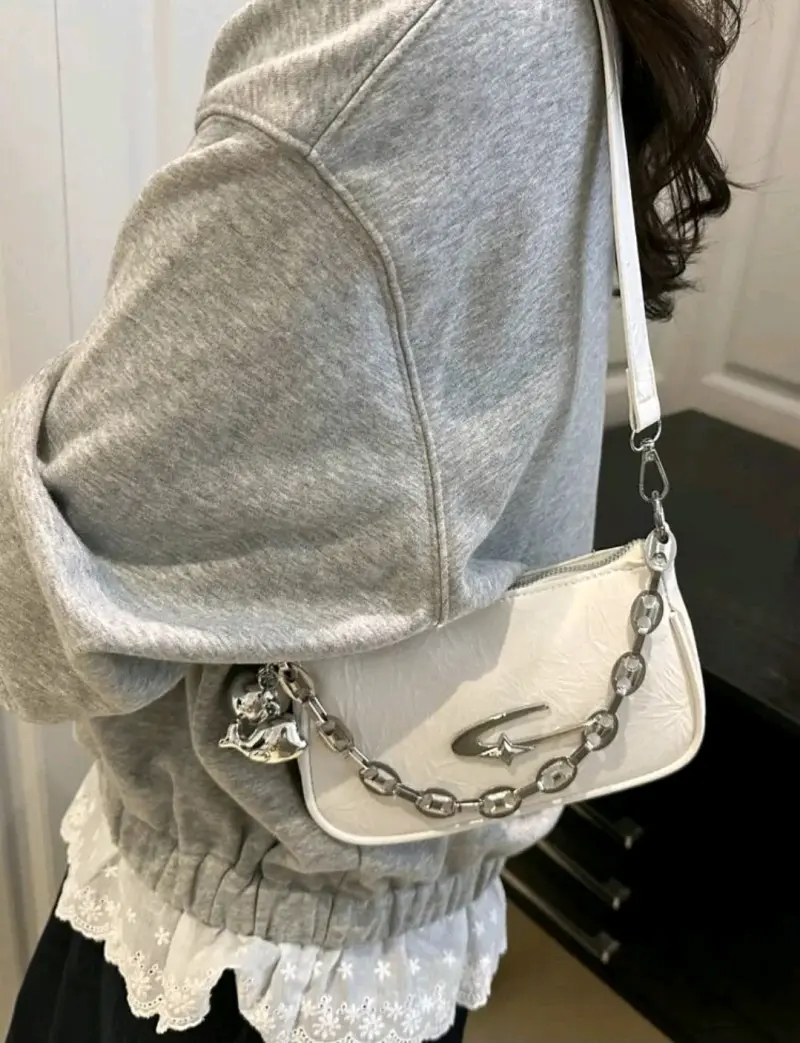 Cartera blanca con cadena metálica decorativa - 2