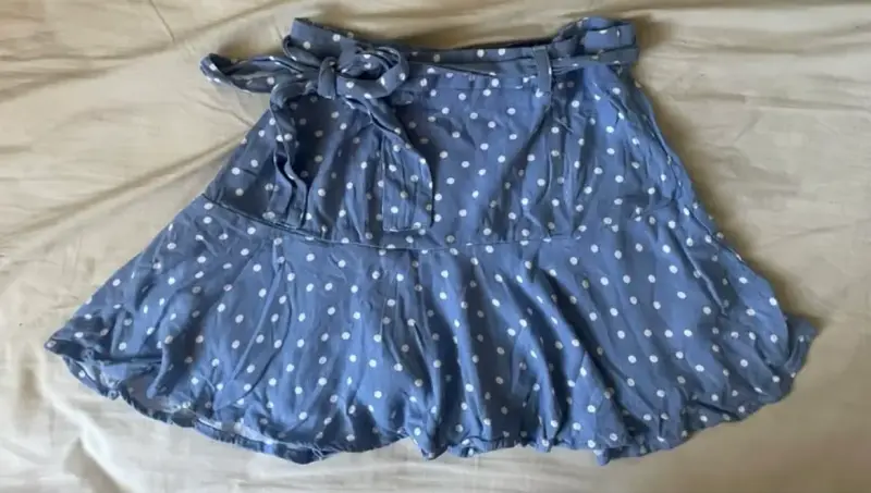 Falda short azul con lunares blancos