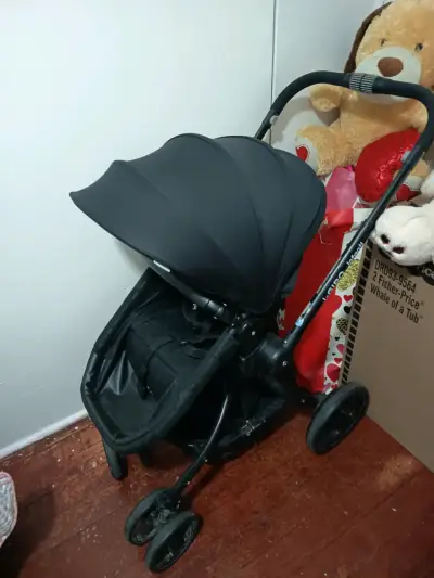 Coche de bebé Infanti negro con silla de auto - miniatura 1