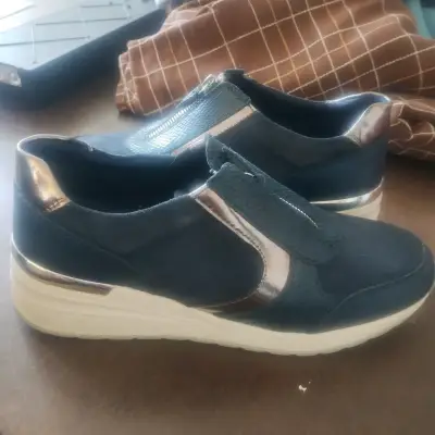 Zapatillas deportivas azul con detalles metálicos - miniatura 1