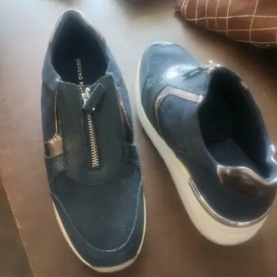 Zapatillas deportivas azul con detalles metálicos - miniatura 2