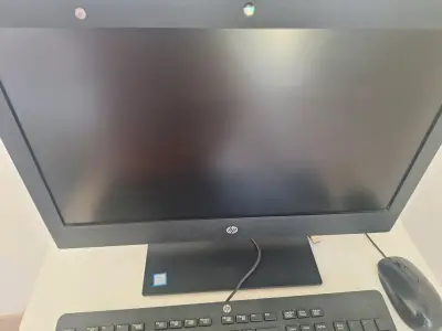 Computador All-in-One HP con teclado y mouse - miniatura 2