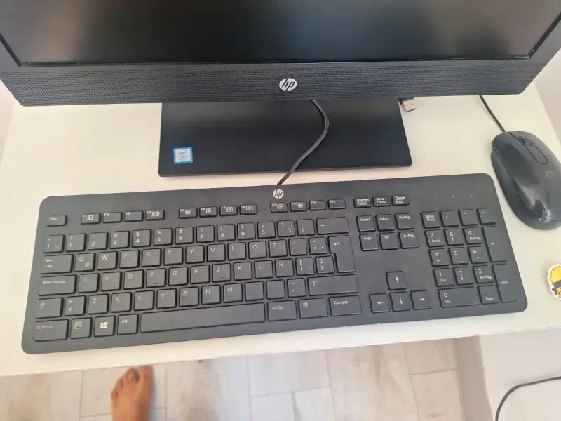 Computador All-in-One HP con teclado y mouse - 3