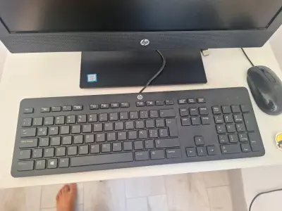 Computador All-in-One HP con teclado y mouse - miniatura 3