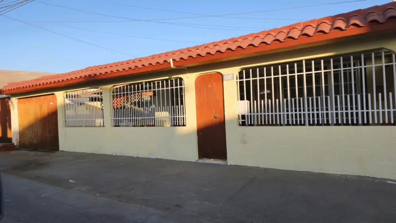 Casa en venta en Arica con 3 dormitorios y patio amplio - 2
