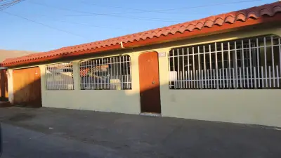 Casa en venta en Arica con 3 dormitorios y patio amplio - miniatura 2