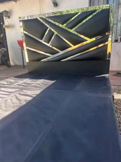 Cama de dos plazas con cabecera moderna - miniatura 1