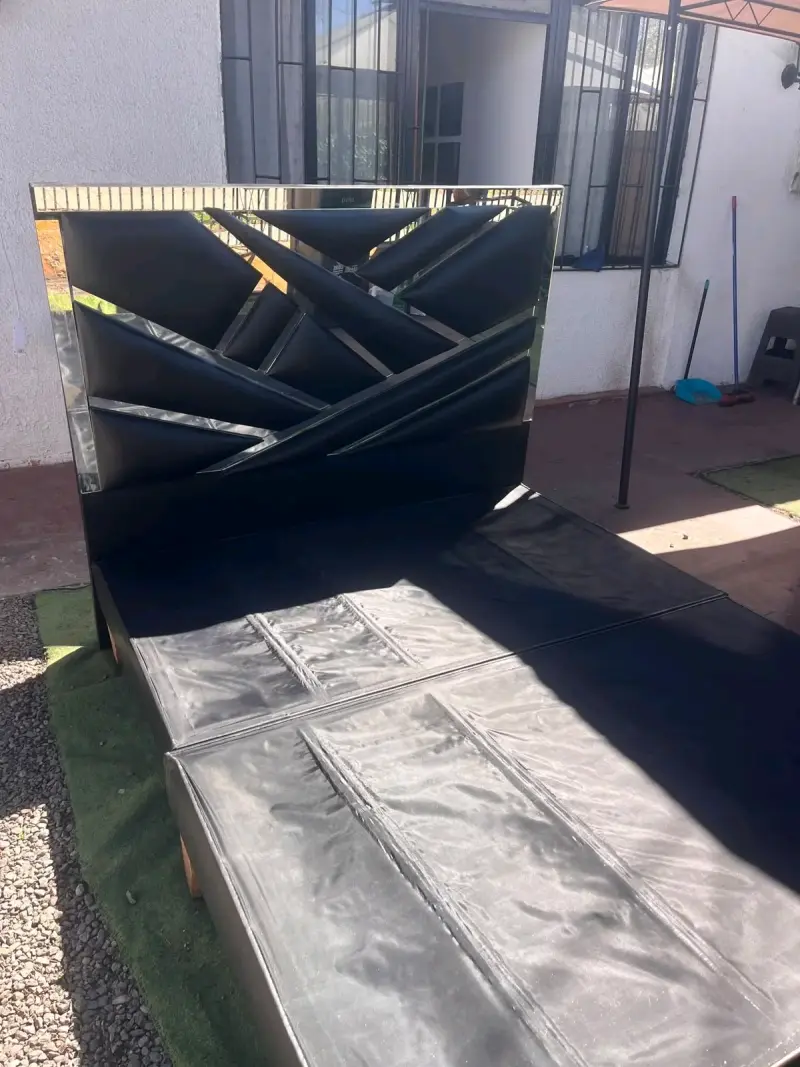 Cama de dos plazas con cabecera moderna - 3