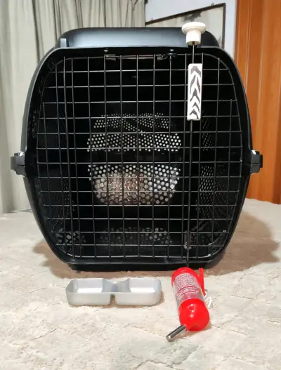 Transportadora de mascotas blanca y negra - miniatura 4