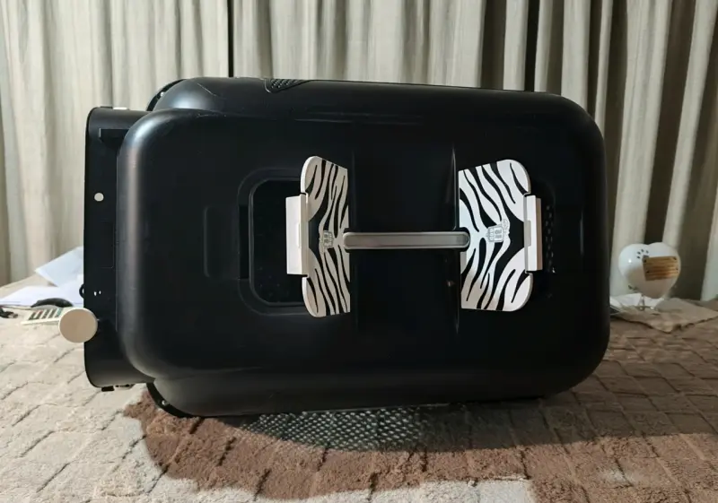 Transportadora de mascotas blanca y negra - 5