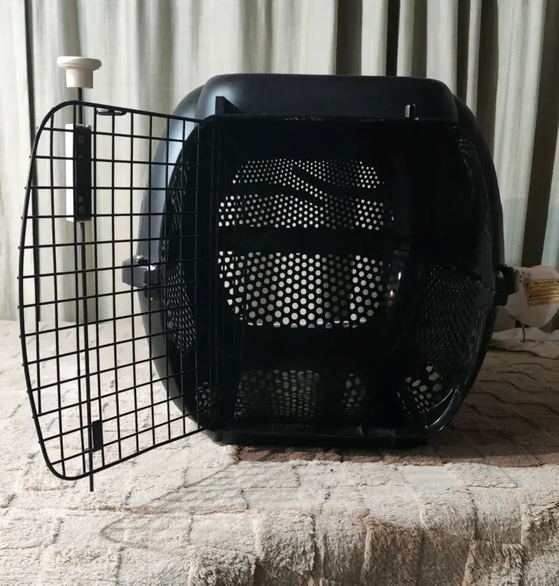 Transportadora de mascotas blanca y negra - 6
