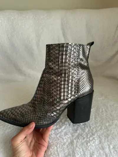 Botines de cuero sintético con diseño de serpiente - miniatura 1