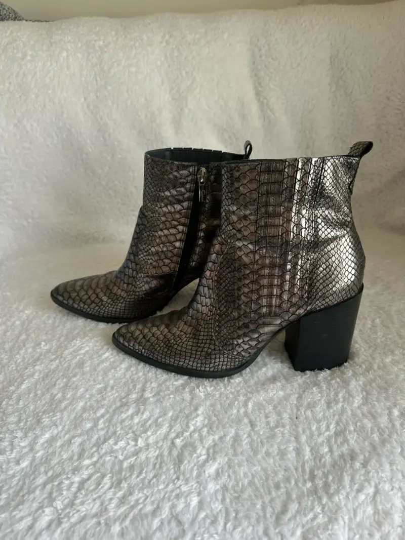 Botines de cuero sintético con diseño de serpiente - 2