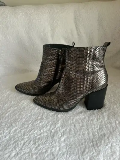 Botines de cuero sintético con diseño de serpiente - miniatura 2
