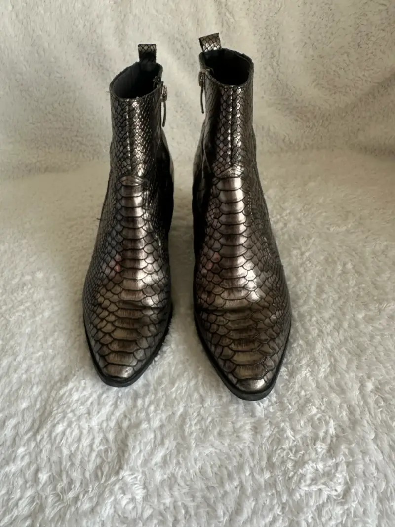 Botines de cuero sintético con diseño de serpiente - 4