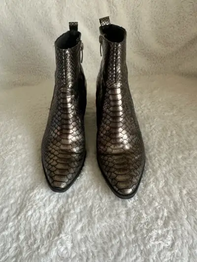 Botines de cuero sintético con diseño de serpiente - miniatura 4