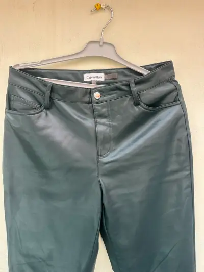 Pantalones de cuero sintético Calvin Klein verde oscuro - miniatura 1