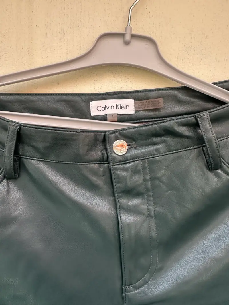 Pantalones de cuero sintético Calvin Klein verde oscuro - 3